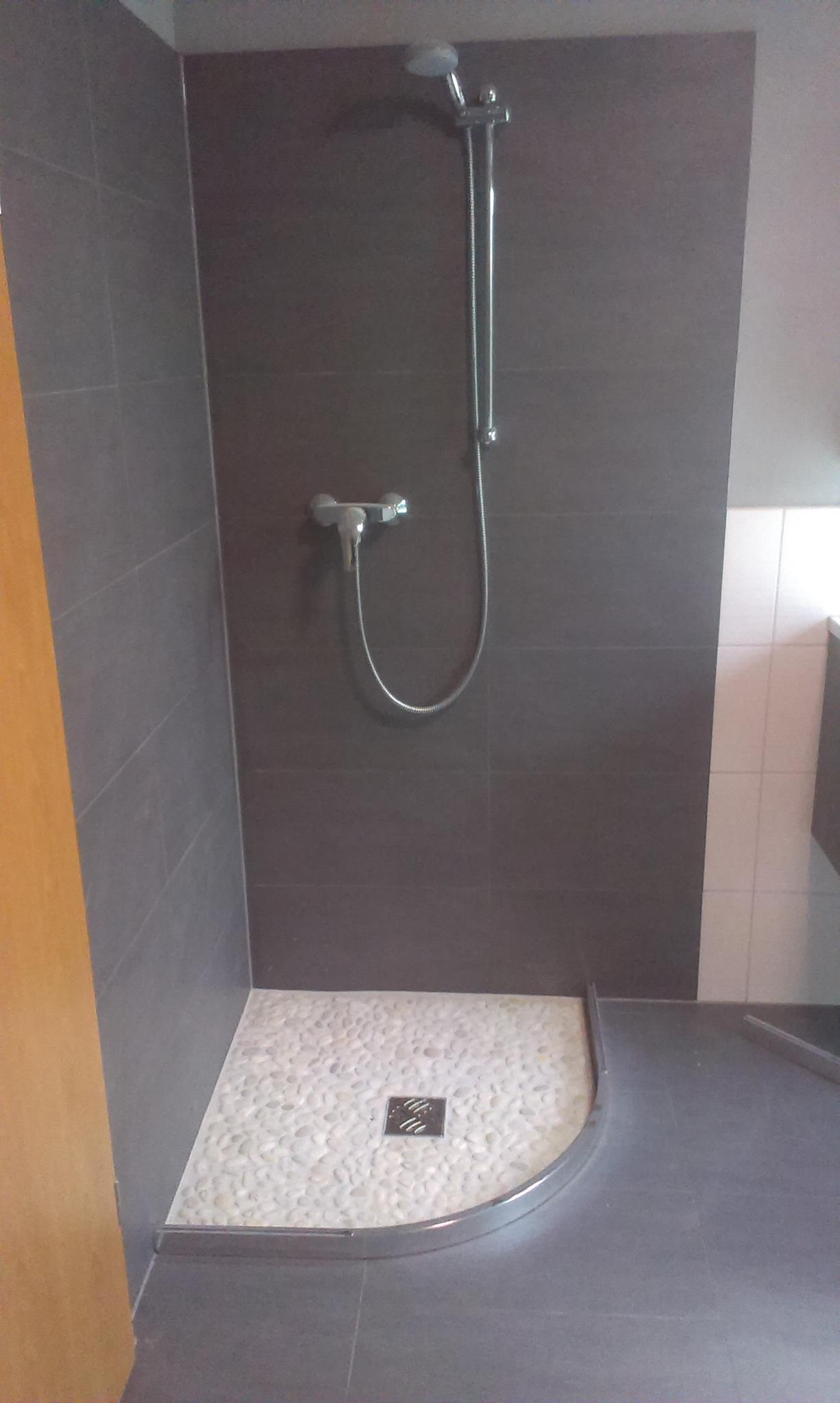 Moderne Fliesenarbeiten im Badezimmer